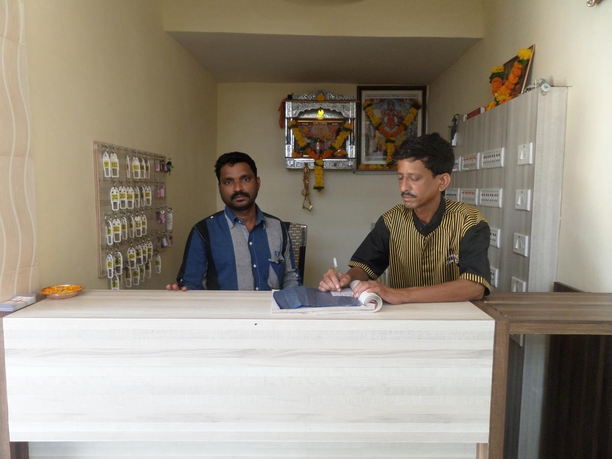 Hotel Riya-Raj Lodging Titwala Exterior photo